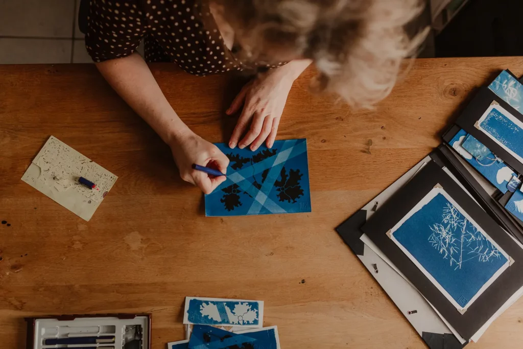 Visuel de l'Atelier PRÉSENCE, un atelier créatif pour donner du sens à ta vie : vue sur des mains qui dessinent.