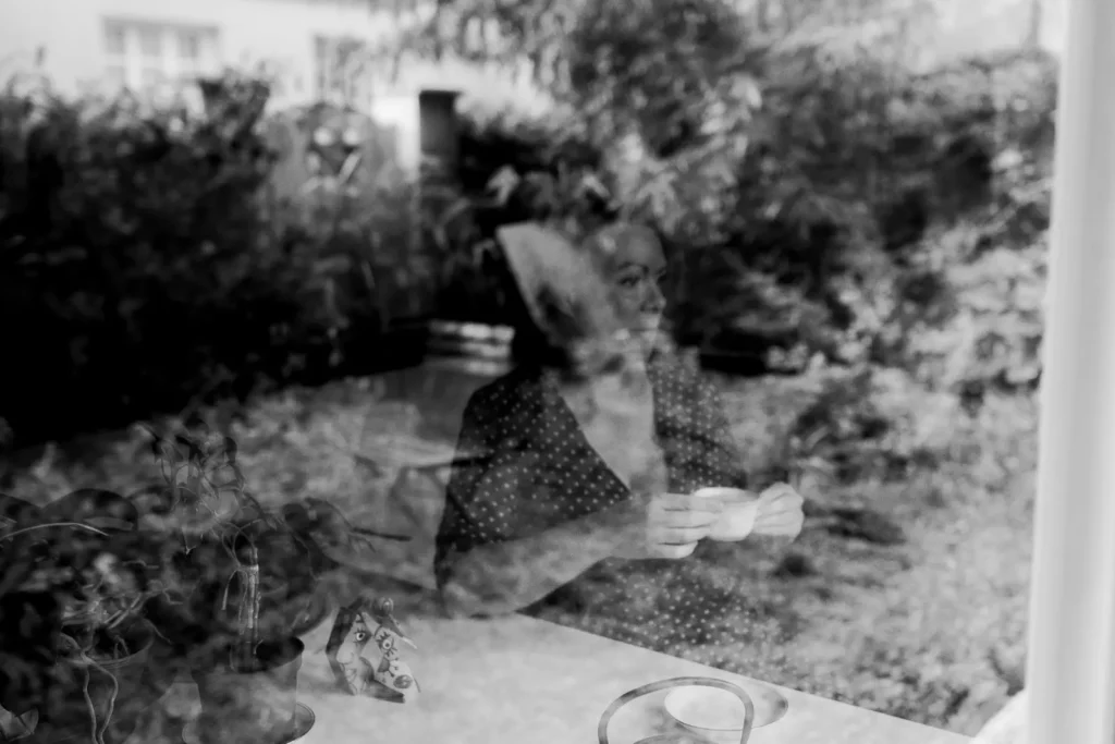 Photo artistique en noir et blanc de Laure Martin, psychopraticienne à Bordeaux, buvant calmement une tasse de thé