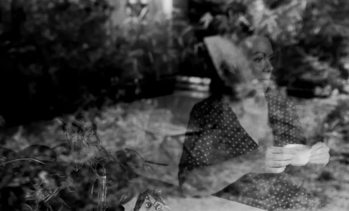 Photo artistique en noir et blanc de Laure Martin, psychopraticienne à Bordeaux, buvant une tasse de thé