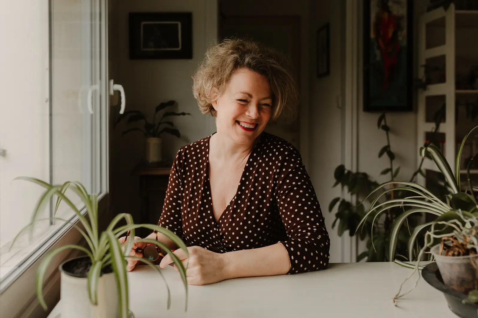 Sortez de la crise existentielle avec Laure Martin, souriante sur cette photo, psychopraticienne à Bordeaux